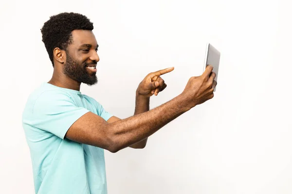 Usmívající Afroameričan Sebevědomě Interaguje Digitálním Tabletem Izolovaným Bílém Pozadí Ilustrujícím — Stock fotografie