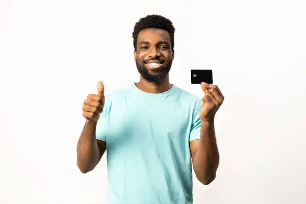 Online Shopping Afroamerikanischer Mann Mit Kreditkarte Und Daumen Nach Oben — Stockfoto