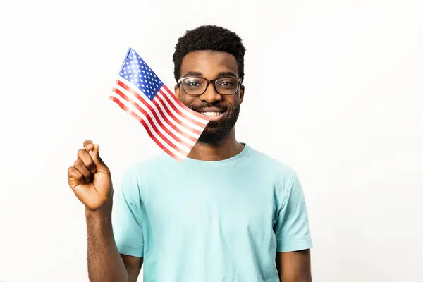 Πορτραίτο Του Αφροαμερικανού Που Κρατά Υπερηφάνεια Την Αμερικανική Σημαία Εκπροσωπώντας Royalty Free Εικόνες Αρχείου