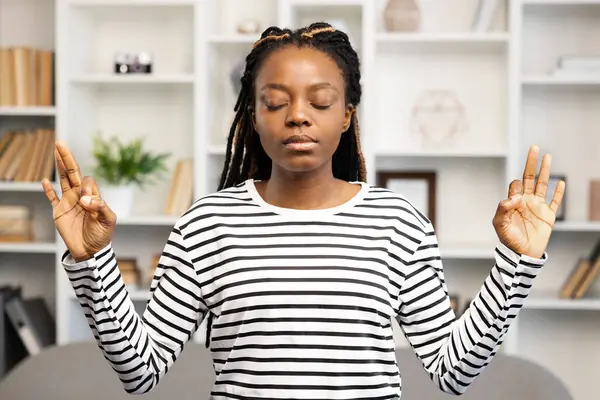 Spokojny Afro American Kobieta Angażuje Się Medytacji Uważności Oczy Zamknięte — Zdjęcie stockowe