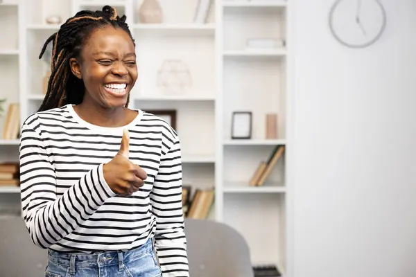Šťastná Afroameričanka Doma Dává Palec Nahoru Vyjadřuje Pozitivitu Útulném Domácím — Stock fotografie