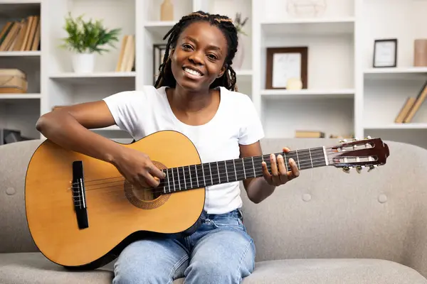 Wanita Dengan Pakaian Santai Bermain Gitar Akustik Sofa Konsep Hobi — Stok Foto