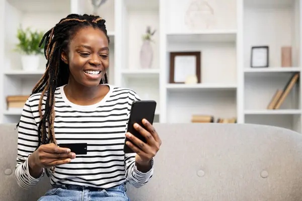 Wanita Afrika Amerika Ceria Menggunakan Smartphone Dan Kartu Kredit Untuk — Stok Foto