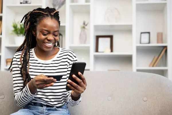 Wanita Afro Amerika Yang Bahagia Menggunakan Smartphone Dan Kartu Kredit — Stok Foto