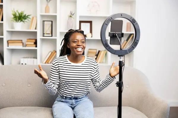 Neşeli Bir Afro Amerikalı Kadın Izleyicileriyle Video Görüşmesi Yapıyor Evinde — Stok fotoğraf
