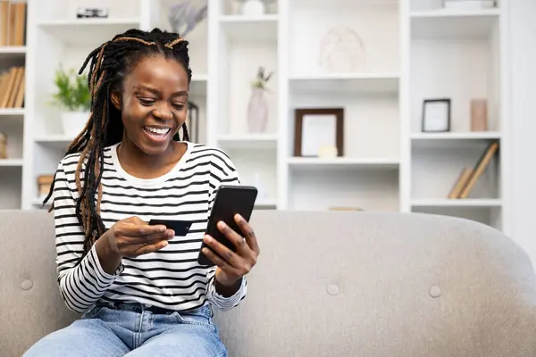 Online Banking Wanita Afro Amerika Rumah Tersenyum Sambil Menggunakan Smartphone — Stok Foto