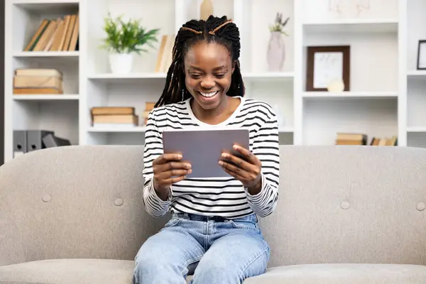 Fröhliche Afroamerikanerin Mit Tablette Beim Entspannen Auf Der Couch Hause — Stockfoto