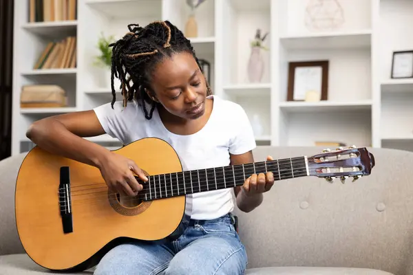 Tertarik Dalam Musik Seorang Wanita Afro Amerika Mempraktikkan Gitar Ruang — Stok Foto