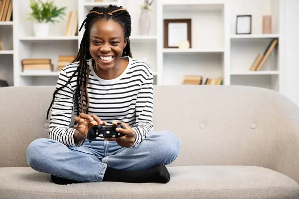 Smiling Afro Amerika Wanita Nyaman Bermain Video Game Sofa Memenuhi — Stok Foto