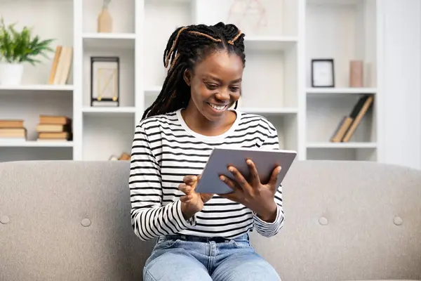 Usmívající Afroameričanka Pohodlně Používá Tablet Když Sedí Pohovce Vyzařuje Pocit — Stock fotografie