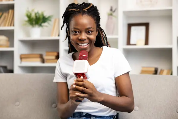 Usmívající Afroameričanka Doma Podcastem Červeným Mikrofonem Vyzařuje Radost Sebedůvěru Zatímco — Stock fotografie
