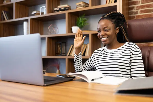 Šťastná Afroameričanka Zapojena Živého Videohovoru Doma Pomocí Svého Notebooku Útulném — Stock fotografie