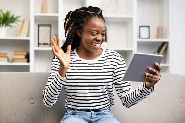 Eine Afroamerikanerin Führt Hause Fröhlich Ein Videotelefonat Mit Einem Tablet — Stockfoto