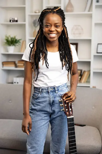 Wanita Muda Afrika Amerika Yang Ceria Rumah Memegang Gitar Siap — Stok Foto