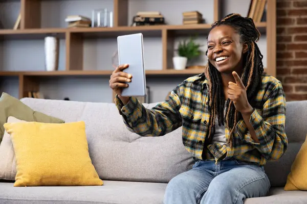 Wanita Menggunakan Tablet Untuk Video Call Sambil Duduk Nyaman Rumah — Stok Foto