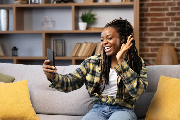 Wanita Menikmati Video Call Dari Rumah Afro American Female Experiences — Stok Foto