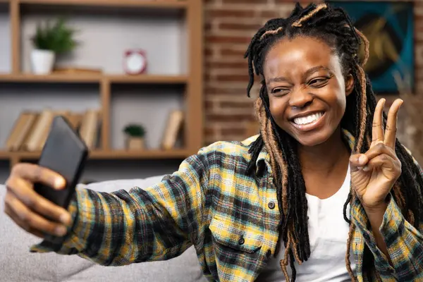 Radostná Afroameričanka Doma Používá Smartphone Aby Měla Videohovor Ukazující Mírové — Stock fotografie