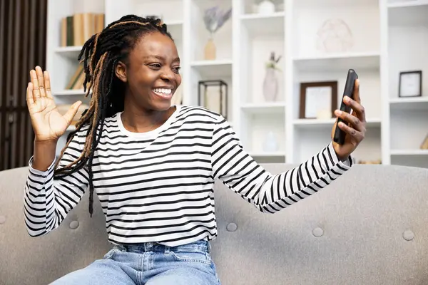 Χαρούμενη Αφρο Αμερικανίδα Στο Σπίτι Που Κάνει Βιντεοκλήση Χαιρετάει Ένα Εικόνα Αρχείου