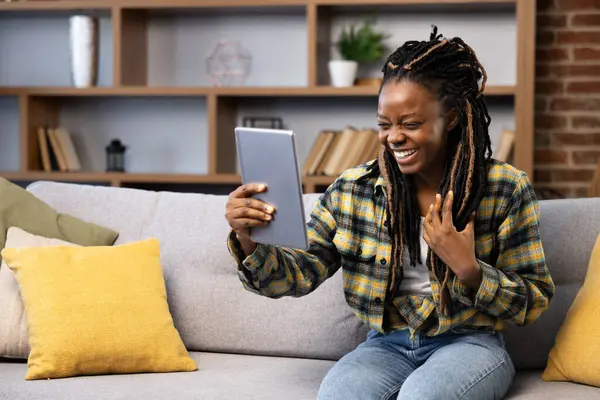 Χαρούμενη Γυναίκα Dreadlocks Χρησιμοποιώντας Ένα Tablet Για Μια Βιντεοκλήση Μια Φωτογραφία Αρχείου