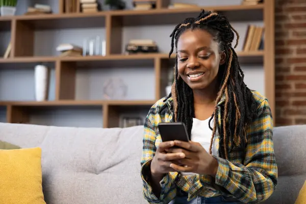 Wanita Menggunakan Smartphone Cozy Home Afro American Female Menikmati Momen — Stok Foto