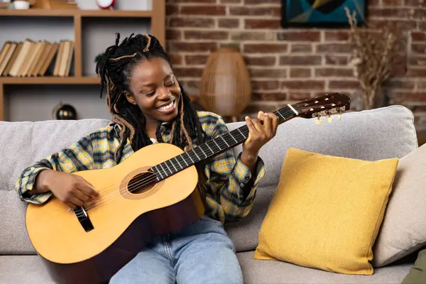 Afro American Woman Bermain Gitar Rumah Perempuan Menikmati Bermain Gitar — Stok Foto