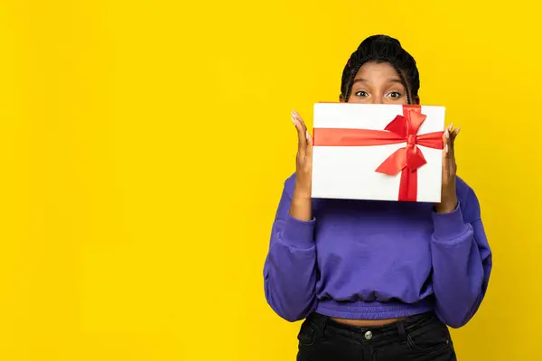 Wanita Memegang Kotak Hadiah Putih Dengan Pita Merah Bersemangat Terhadap — Stok Foto