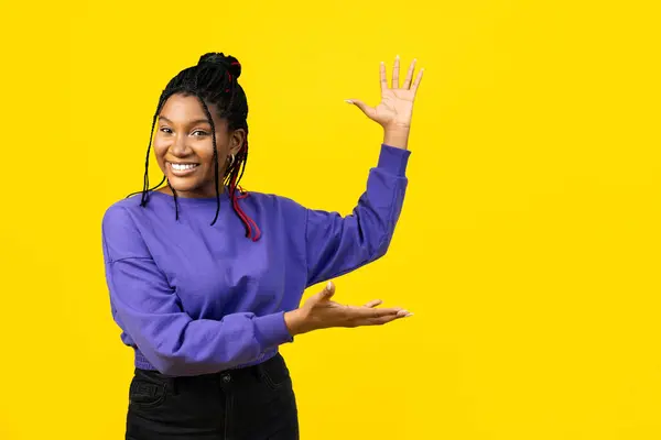 Afro Žena Prezentující Něco Živém Žlutém Pozadí Vyjadřující Pozitivitu Nadšení — Stock fotografie