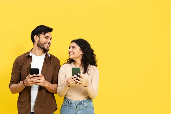 Pasangan Bahagia Dengan Smartphone Selama Latar Belakang Kuning Media Sosial — Stok Foto