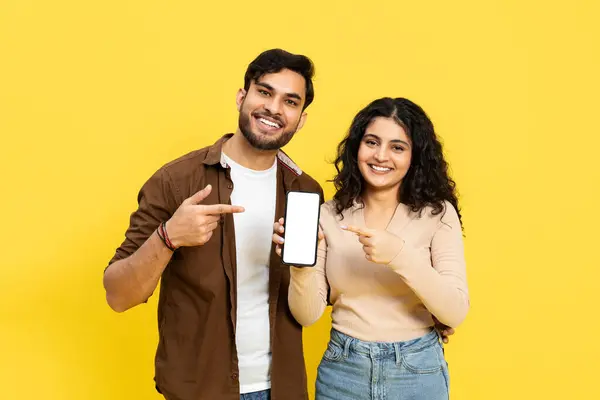 Happy Couple Menampilkan Smartphone Layar Positif Emosi Teknologi Koneksi — Stok Foto
