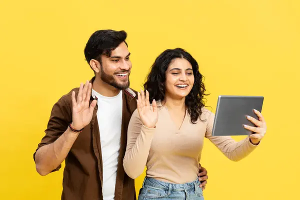 Happy Couple Engaging Video Call Menggunakan Tablet Dengan Ekspresi Ceria — Stok Foto