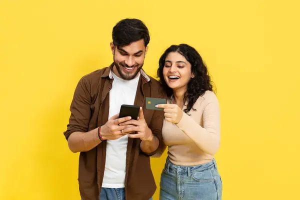 Happy Couple Shopping Online Met Behulp Van Een Smartphone Het — Stockfoto