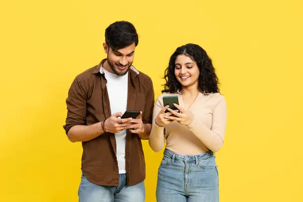 Happy Couple Sharing Content Smartphone Yellow Background Technology Connetivity Social — Stok Foto