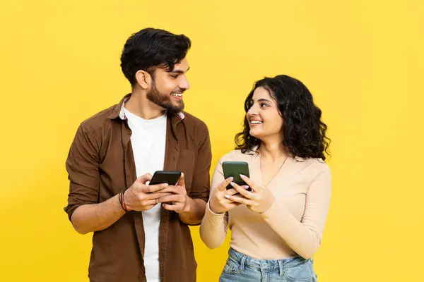 Pria Dan Wanita Menggunakan Smartphone Yellow Background — Stok Foto