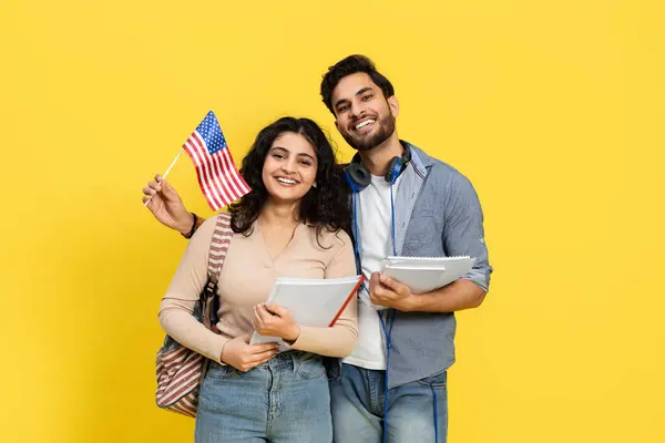 Usmívající Studenti Drží Americkou Vlajku College Vzdělávání Happy Rozmanitost Mládež — Stock fotografie
