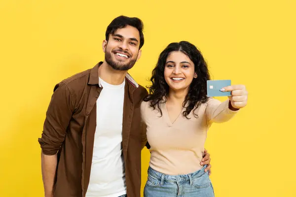 Happy Couple Showing Credit Card Yellow Background Smiling Young Adults — Stok Foto