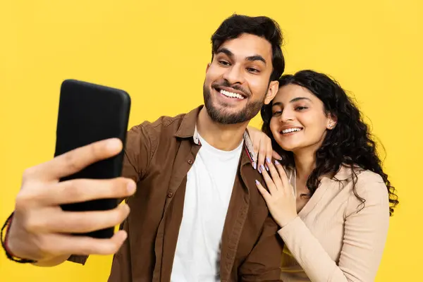 Pasangan Mengambil Selfie Bersama Dengan Smartphone Terhadap Latar Belakang Kuning — Stok Foto
