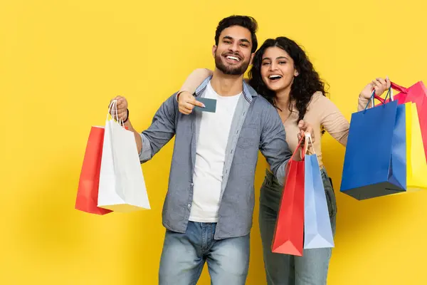 Glückliches Paar Beim Einkaufen Mit Bunten Taschen Verkauf Mode Freude — Stockfoto