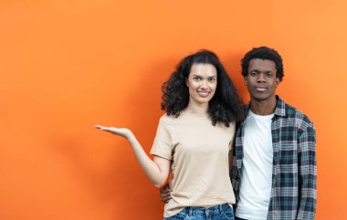 Parlak Turuncu arka plan, gelişigüzel ilişki konsepti, kopyalama alanı açık avuç içi hareketleriyle Mutlu Çeşitli Çift Gösterimi ve Görünüşü