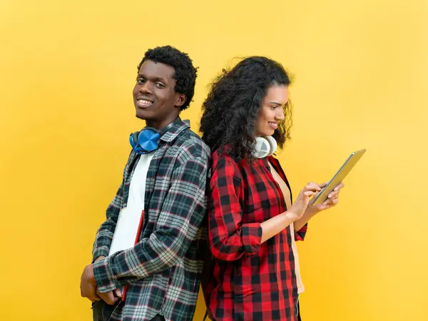 Junge Studenten Mit Kopfhörern Und Tablet Vor Gelbem Hintergrund Casual — Stockfoto