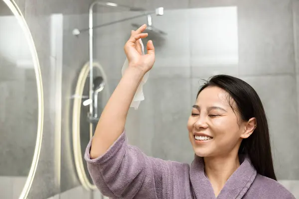 Modern Banyoda Banyo Yaptıktan Sonra Ferahlayan Bornozlu Neşeli Kadın Sağlık — Stok fotoğraf
