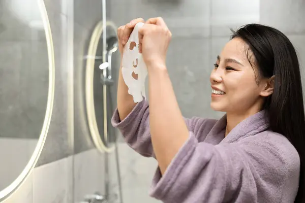 Usmívající Žena Županu Nanášení Masky Obličeje Koupelně Zrcadlo Pojem Krásy — Stock fotografie