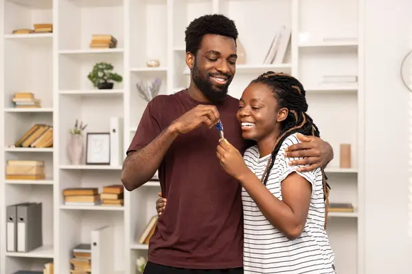 Couple Afro Américain Partageant Moment Joyeux Maison Avec Clé Incarnant — Photo