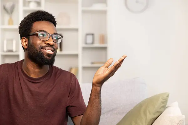 Glücklicher Afroamerikanischer Mann Der Hause Mit Handgeste Auf Der Couch — Stockfoto