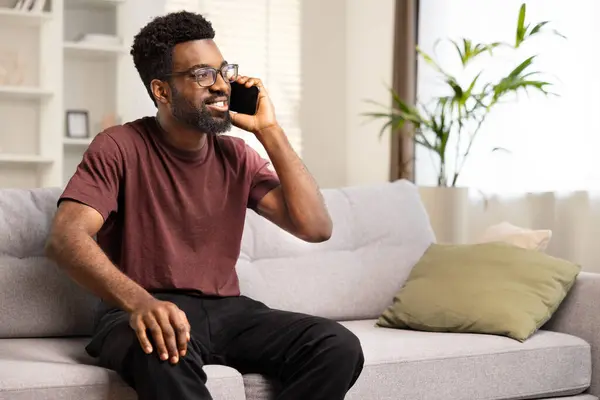 Щасливий Афроамериканський Чоловік Розмовляє Телефону Вдома Веселий Чорний Чоловік Випадках Ліцензійні Стокові Зображення