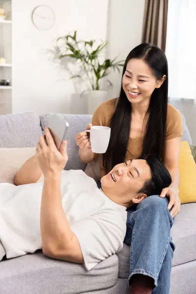 Happy Asian Couple Enjoying Casual Weekend Home Engaging Technology Sharing — Stock Photo, Image