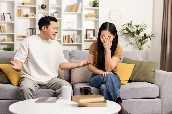 Paarstreit Hause Mann Gestikuliert Mit Gestresster Frau Auf Couch Emotionale Stockfoto
