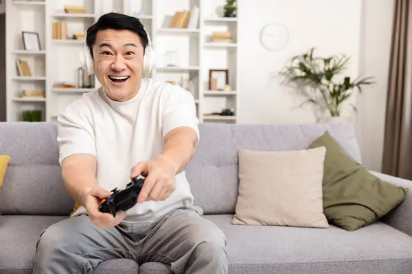 Yetişkin Adam Evde Video Oyunu Oynuyor Kulaklıklı Heyecanlı Oyuncu Koltukta - Stok İmaj