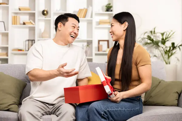 Casal Asiático Feliz Trocando Presentes Home Interior Rindo Amor Surpresa Fotografias De Stock Royalty-Free