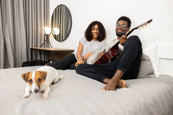 Paar Genießt Zusammen Mit Hund Hause Gitarrenmusik Lässigen Lebensstil Freizeitaktivitäten — Stockfoto