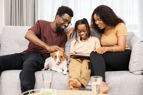 Tempo Ligação Família Com Cão Estimação Tablet Sofá Casa Fotos De Bancos De Imagens